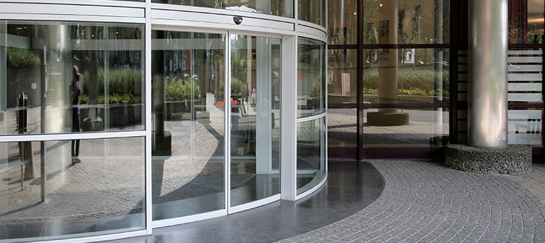 Automatische Bogen Schiebetür als Hoteleingang.