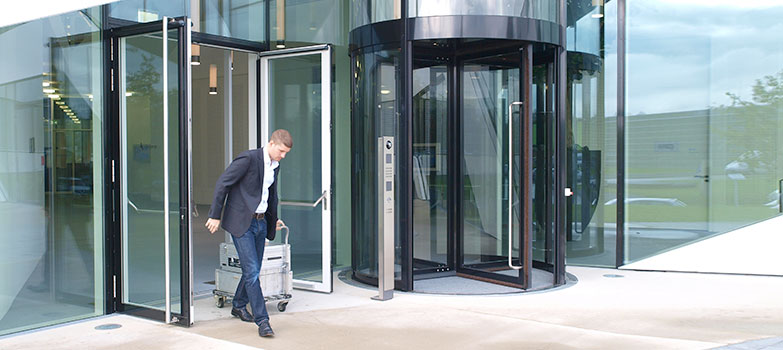 Automatische Drehtüre als Hoteleingang