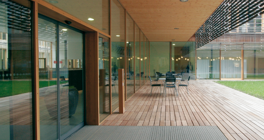 automatische Schiebetüre mit Isolierglas