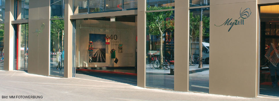 Mewald automatische Teleskop Schiebetüre von Tormax als Eingang eines Einkaufszentrums.