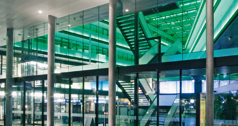 automatische Schiebetür als Bahnhofseingang