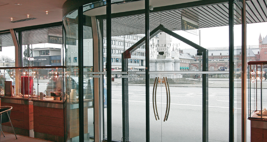 Automatische Schiebetür in Bogenform